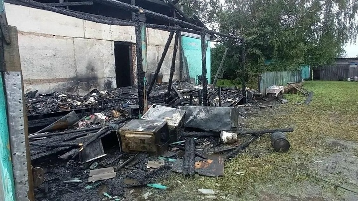 Три человека погибли при пожаре в частном доме на Урале