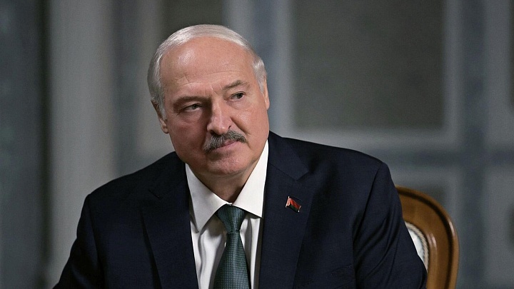 Лукашенко с юмором вручил Мантурову орден Дружбы народов