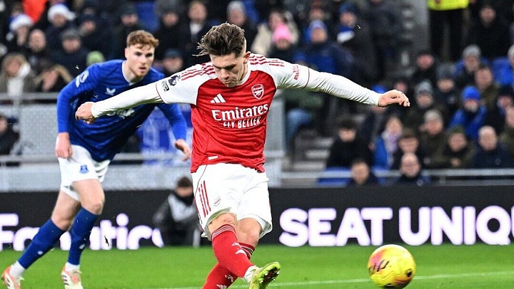 "Арсенал" разгромил "Тоттенхэм" в лондонском дерби на матче АПЛ