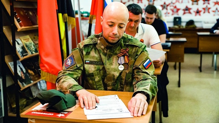 Опрос показал, как россияне относятся к приходу ветеранов в их коллективы