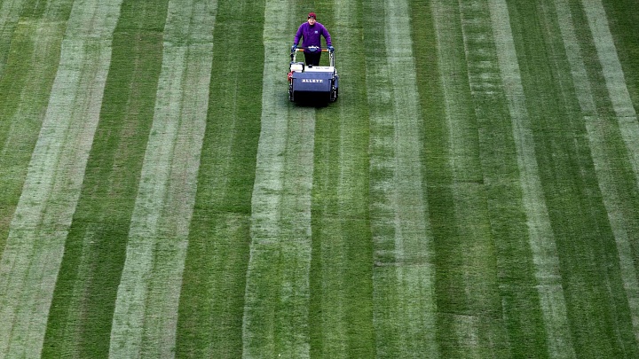 Матч Бундеслиги по футболу "Гамбург" - "Байер" отменили из-за оттепели