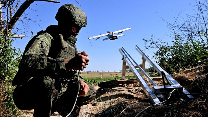 Российские войска нанесли удар по двум судам с военной техникой в Николаеве